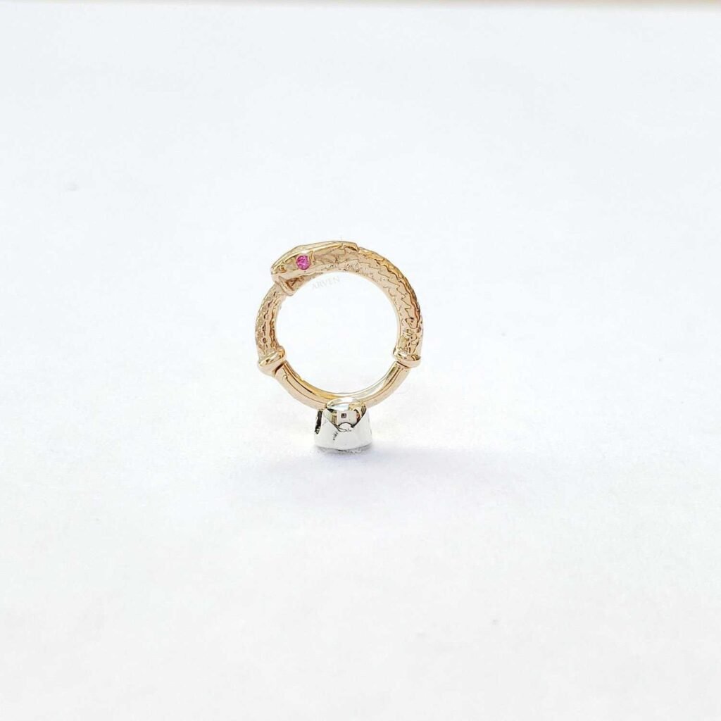 Argola Ouroboros 8mm 1 Cravejada (Septo) 18k Amarelo